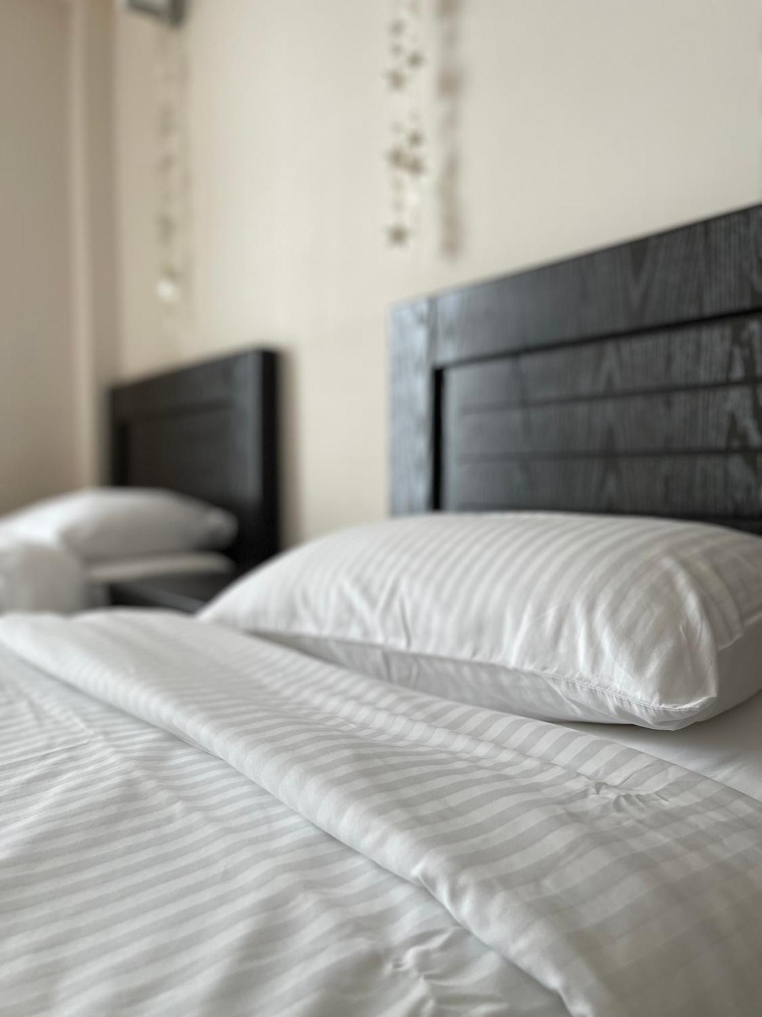 Happy Holidays Apartments In New グダウリ 部屋 写真