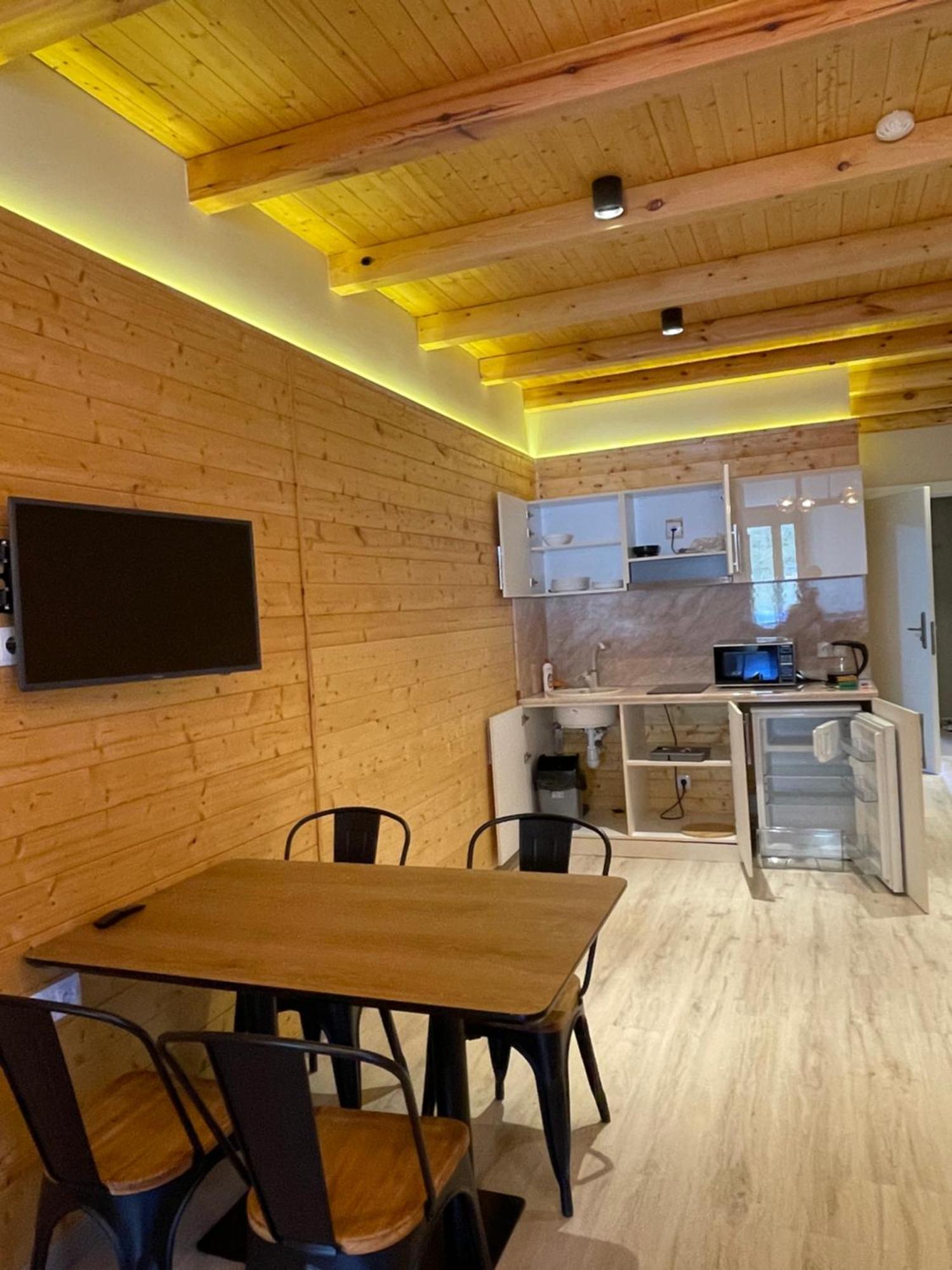 Happy Holidays Apartments In New グダウリ 部屋 写真