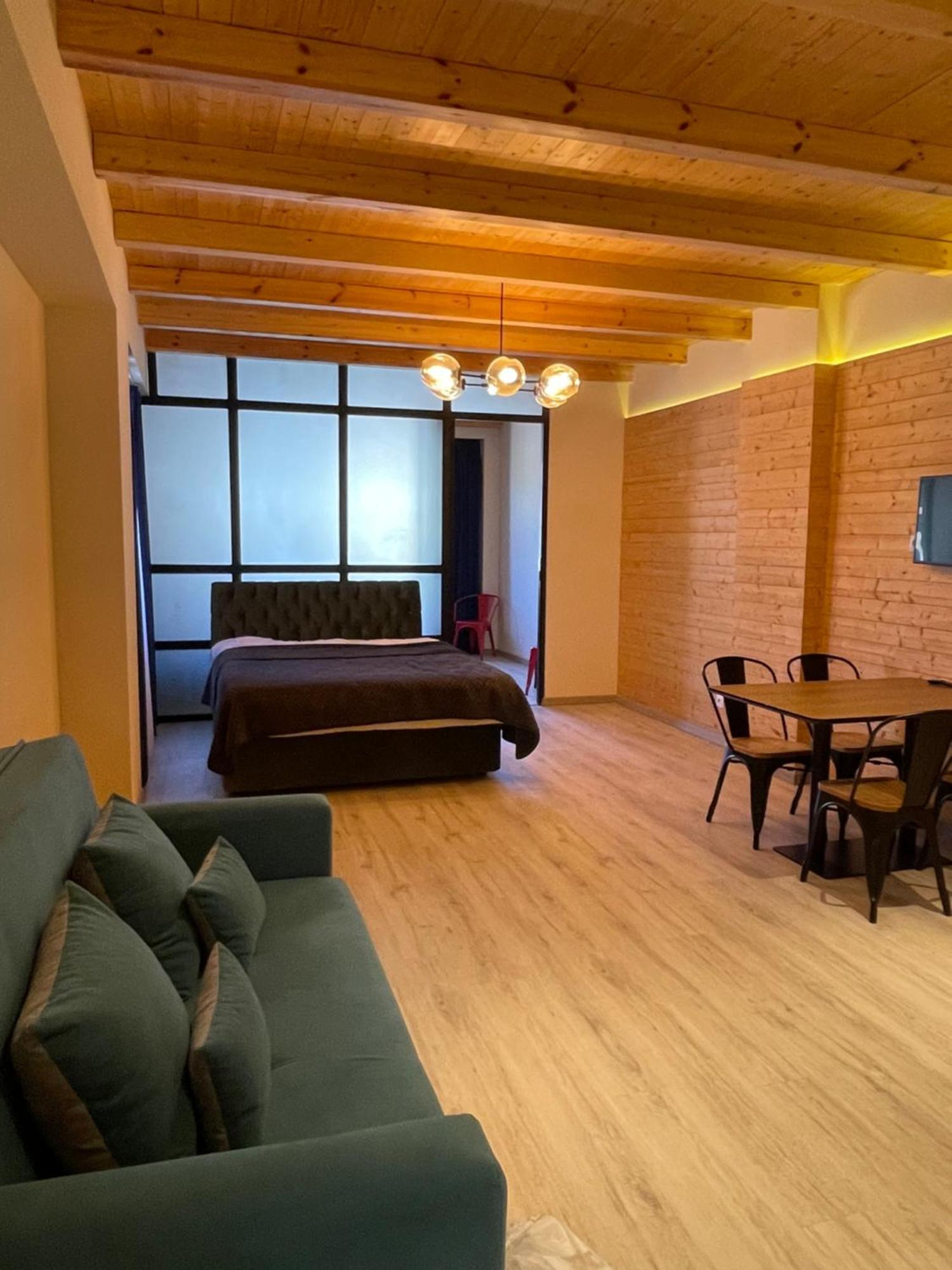 Happy Holidays Apartments In New グダウリ 部屋 写真